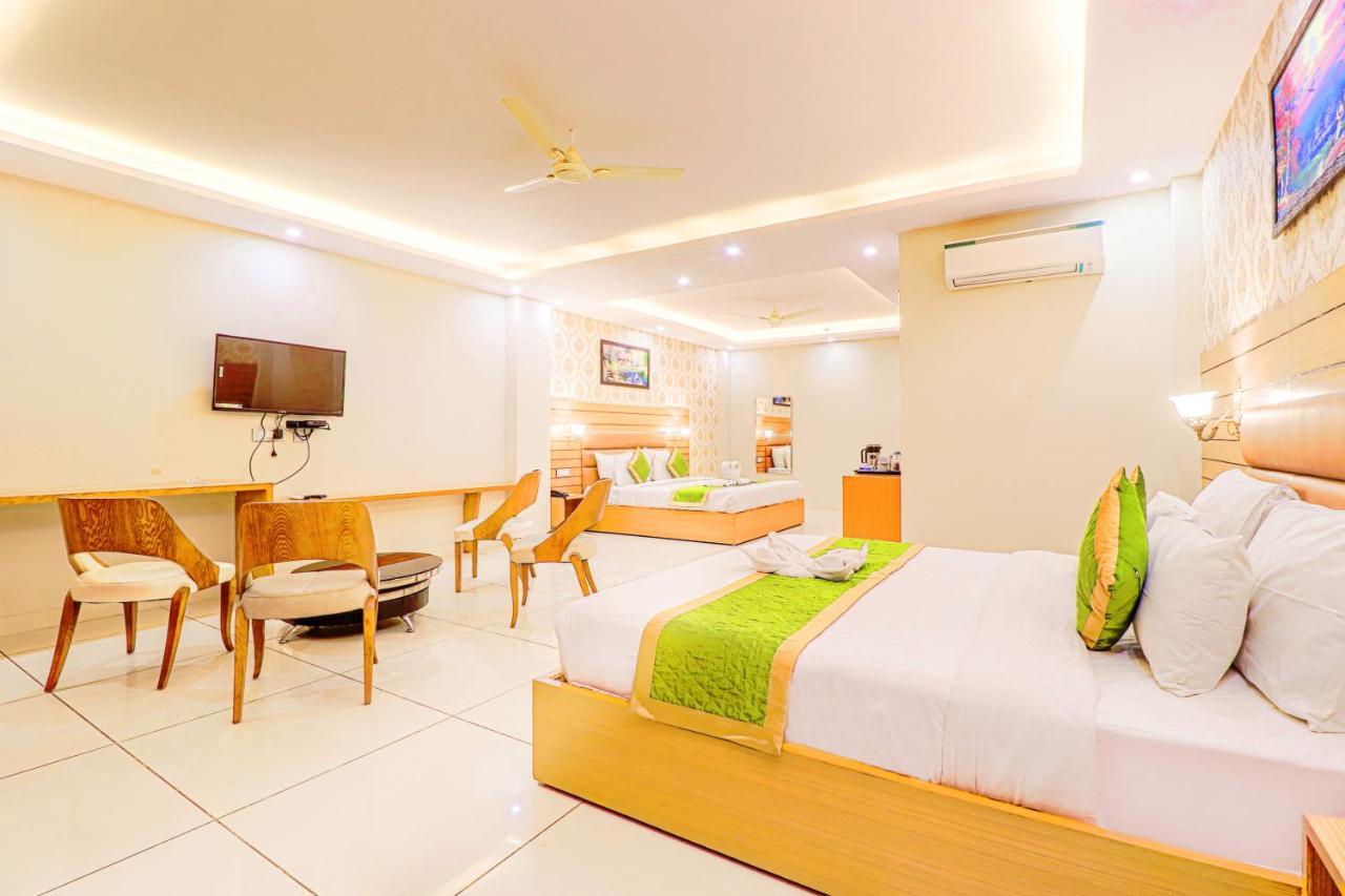 The Glory Hotel Dehradun Buitenkant foto